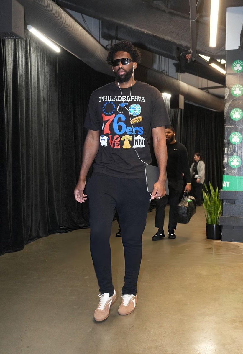 kerimkkilic's tweet photo. İNANILMAZ BİR PLAY-OFF SERİSİ.

1- Philadelphia 76ers tribünleri play-in maçında "We want Boston" diye tempo tuttu.

2- Boston Celtics tribünleri de serinin ilk maçından hemen sonra "We want Boston" diyerek bu durumla dalga geçti.

3- Seride 3-1 geriye düştükten sonra geri dönen 76ers, NBA tarihinde 3-1'den dönen 14. takım oldu. Embiid'in LeBron outfit'i asla unutulmayacak. Gözlüğü, kulaklığı... "Basketbol kariyeri bitti" denilen yerde muazzam bir işe imza attı takımıyla. Çok yakıştı.

4- 1982'den beri Celtics karşısında seri kazanamayan 76ers, 44 yıl sonra bir ilki başardı.

5- Kariyerinde Celtics'e karşı play-off'larda 0-3'lük bir karneye sahip olan Joel Embiid, ilk kez galip geldi. Üstelik son birkaç dakikayı sekerek oynadı.

6- 1983'ten bu ilk tur serisinin ilk maçına kadar geçen sürede play-off'larda Boston'da yalnızca üç kez galip gelen 76ers, son 12 gün içinde TD Garden'da üç galibiyet birden aldı.

7- 3-1 öne geçtiği serilerde 32-0 gibi korkunç bir rekora sahip olan ve bu alanda rekoru elinde tutan Celtics, ilk kez 3-1'den seri verdi.

8- 1-3 geriye düştüğü serilerde 0-18'lik korkunç bir rekora sahip olan ve bu alanda rekoru elinde tutan 76ers, ilk kez 1-3'ten seri kazandı.

Where Amazing Happens.