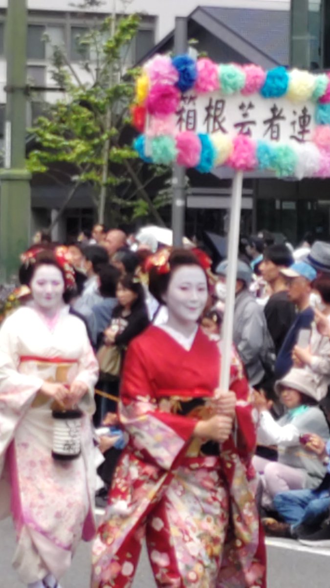 banbankobigfore's tweet photo. 今日は小田原にこんな祭りを見に来ています。
箱根の芸者だったり力士だったりの行列が。
＠小田原北条五代祭り https://t.co/IjpDCCmXgR