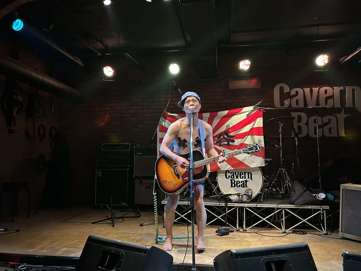 昨日のライブの風景。ブラッキーズオーグに変身してきた。ぜちはプラーナが足りずへっぽこだった。黄昏れながら帰った。