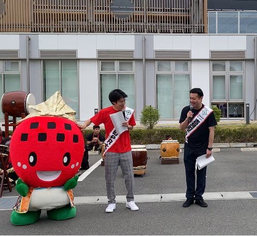 syoppy110's tweet photo. #吉見町 こどもまつり
ありがとうございました✌️

天候にも恵まれ、多くの方にご来場頂き盛り上がりました！

ちびっ子達とのMCも楽しい時間でしたし、
今日はよしみんに加えて、松屋キャラクターマッキーも登場✌️

ヒートベアーズさんのバッティングにもチャレンジ！
お米もイチゴも最高です！感謝！ https://t.co/ny1RLPsZ5W