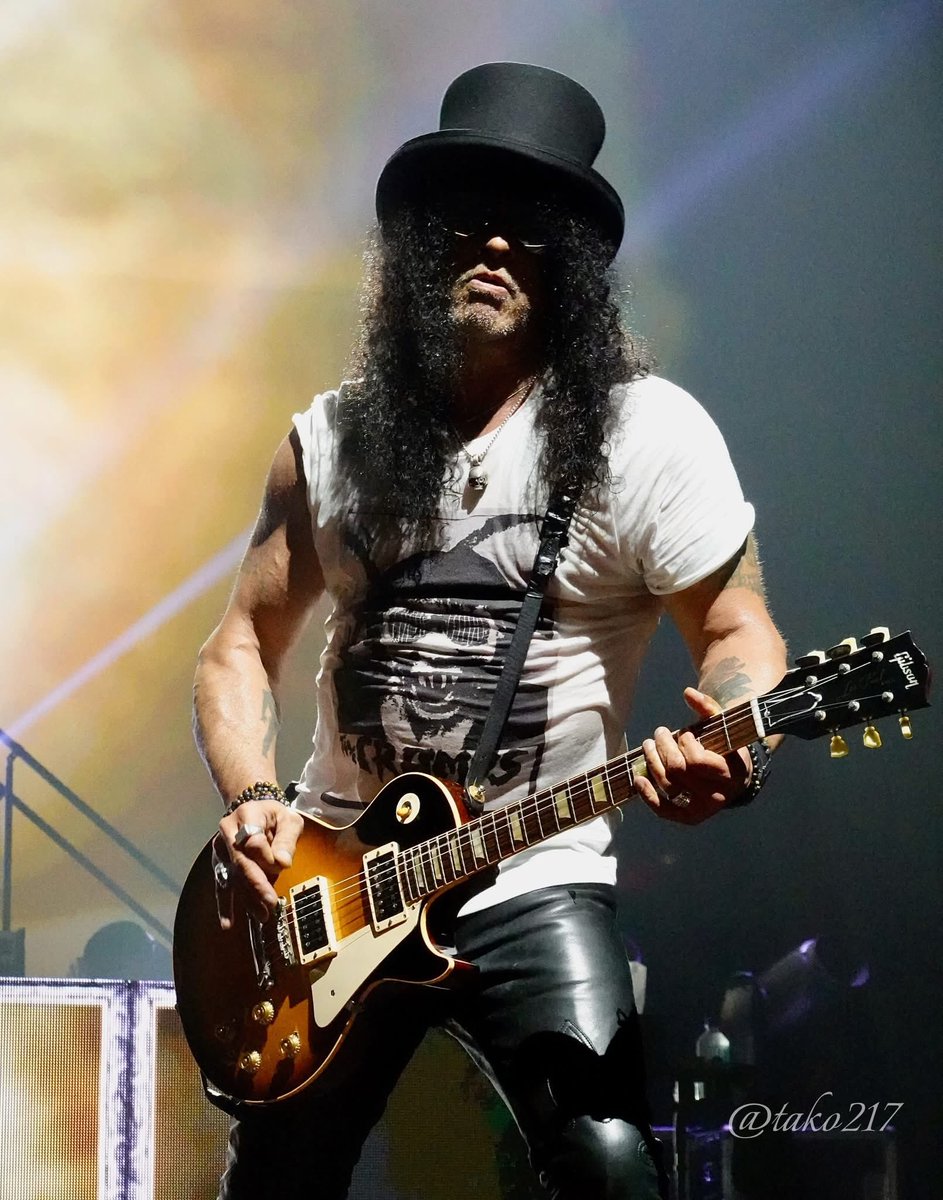 SlashArmyAUT's tweet photo. Awesome @Slash moments from the Hollywood, Florida @gunsnroses show, 30.04😎😁✌️🤘🎩🎸
Photos: @tako217 
#slash #gunsnroses #hollywood #florida https://t.co/PTZLUIxSTz