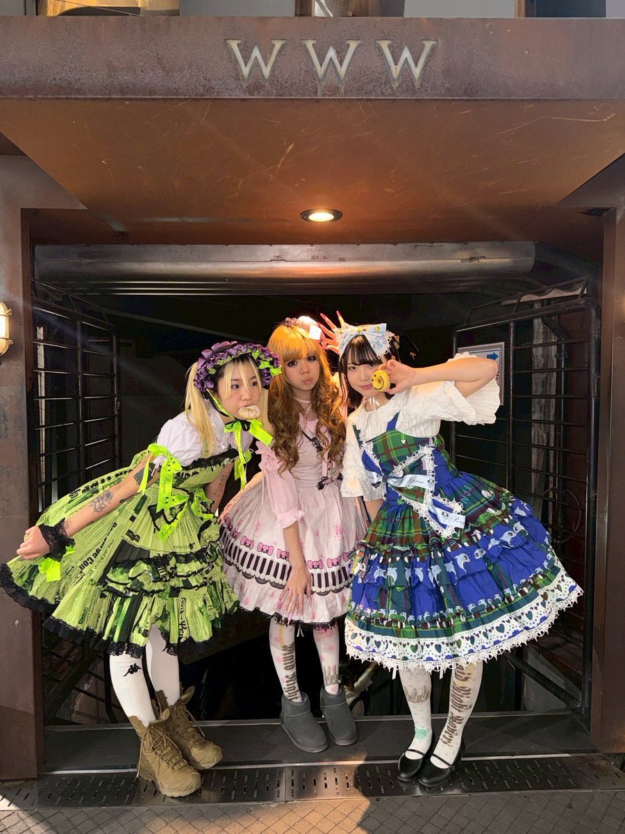 💚…（╹◡╹）
　　　　　💙…（╹◡╹）
　　　　　　　　　　🩷…（╹◡╹）
