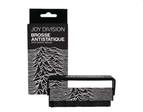 diskunionksw's tweet photo. 【新品アクセサリー】
JOY DIVISIONの公式ライセンスを冠した静電気除去カーボンファイバー・レコードブラシ入荷!バンドの無機質で研ぎ澄まされた美学を象徴するかのような、ブラック・スチール仕上げのミニマルなデザイン。
https://t.co/iaebfJN5qd https://t.co/pZFa3h99KK