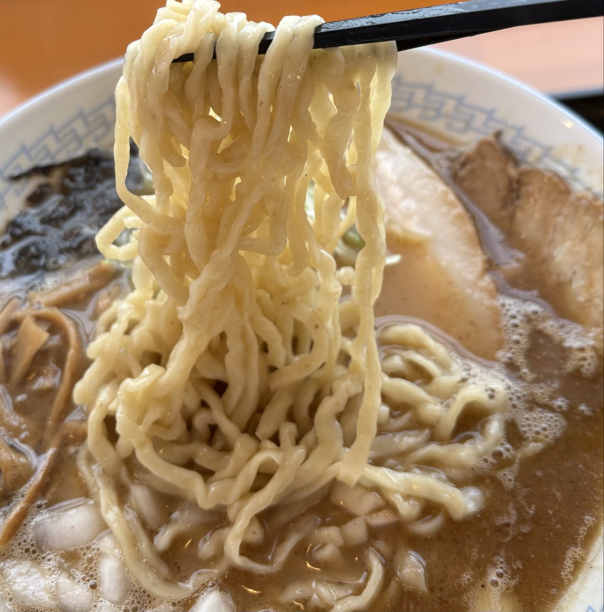 ～RA-MEN与平治 渡 ～
『鶏と煮干の白湯そば』
ゴールデンウィークも後半戦！そして与平治さんの限定食べました！スープはもちろん麺がバッチリ旨かったです🍜ご馳走様でした🙇‍♂️