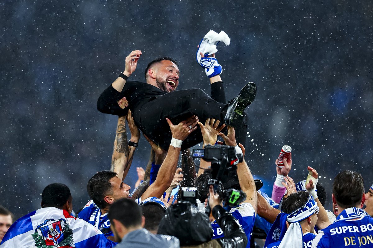 Andy_Calcio's tweet image. El entrenador italiano Francesco #Farioli, ganó el primer titulo de su carrera con solo 37 años, consagrándose campeón de la liga de Portugal con el #Porto.

Es la SEGUNDA vez que un entrenador italiano gana la liga portuguesa, desde Giovanni #Trappatoni (2004/05 con Benfica).