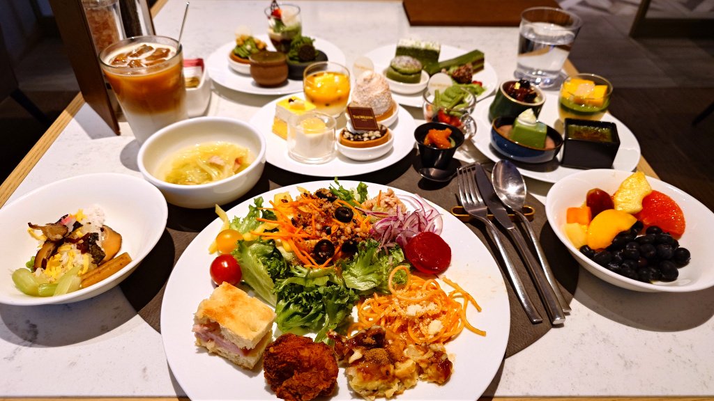 koh_love_sweets's tweet photo. GW2箇所目のsweets buffet はこちら。
運よく抹茶の初日にお伺いできました!
開始時のブッフェ待機列の長さに絶望しかけましたが…
軽食類を取っている間にsweets列も落ち着き、1巡目以降はほとんど待ちなしで利用できました☺
#MatchaSymphony
#TheTerrace
#TheWestinTokyo https://t.co/KjsFXZJ2I3