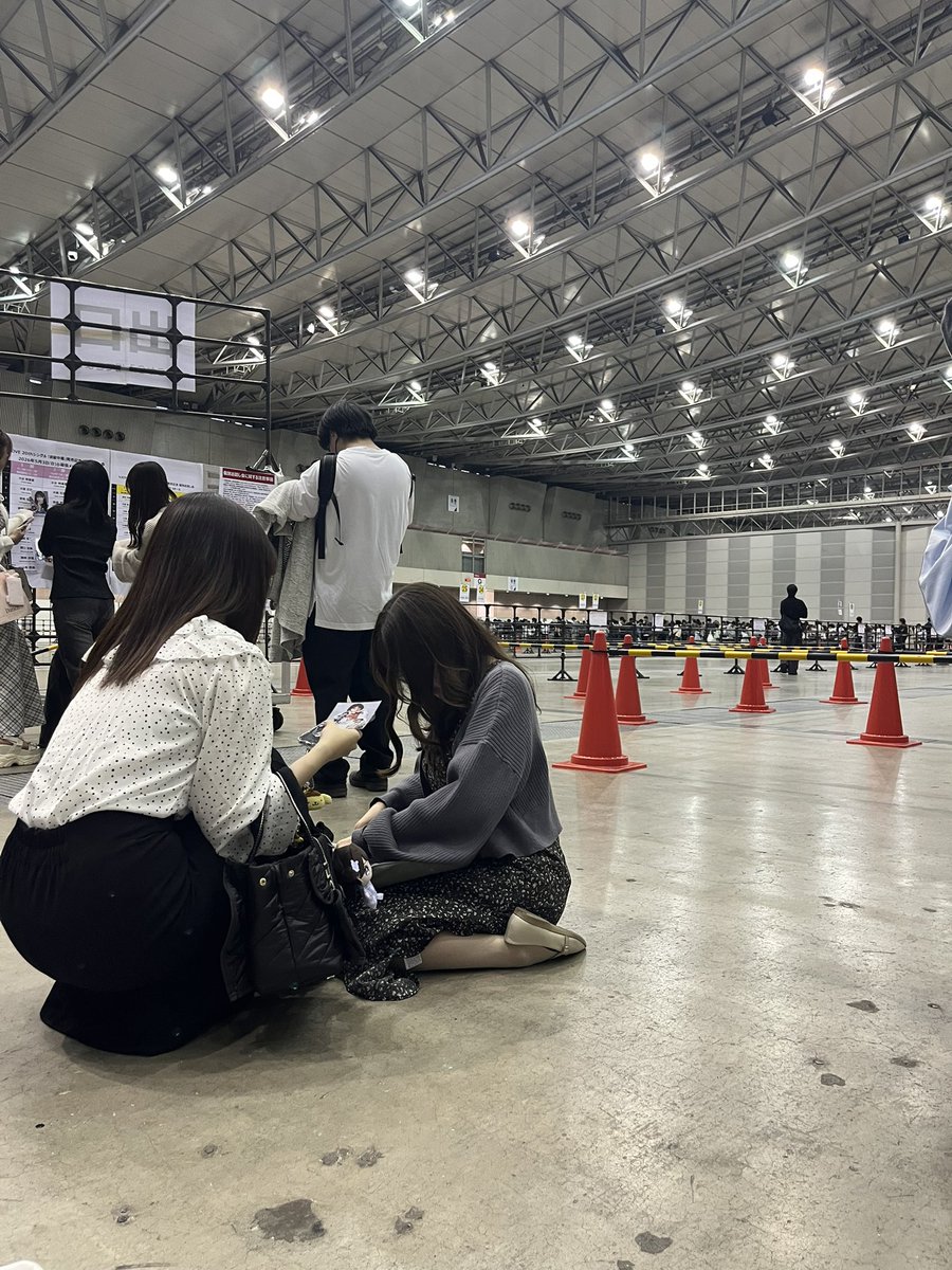 ayumin_tre's tweet photo. @ko5_noam 伝わりずらくて申し訳ございませんでした。
こちらの方の出口付近にいます。 https://t.co/vZztir7Mvn