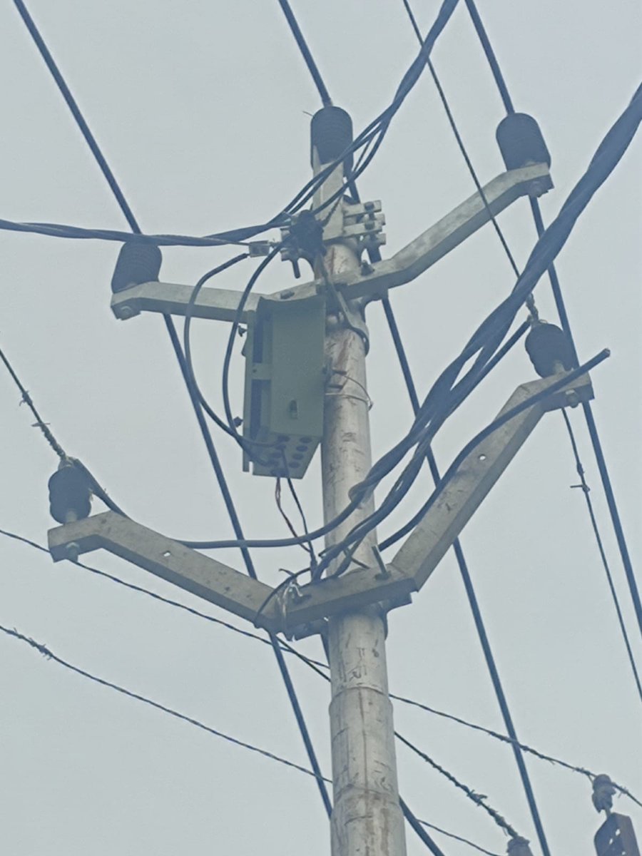 SadiqAl50648439's tweet image. #Unsafe HT line poles near Larseen Masjid due to no proper earthing. 
Risk of shocks, smoke during rain, near school &amp;amp; highway.
Immediate action needed!
@lg_ladakh
@Haneefa_Jan @LAHDC_Kgl
#PublicSafety #Kargil