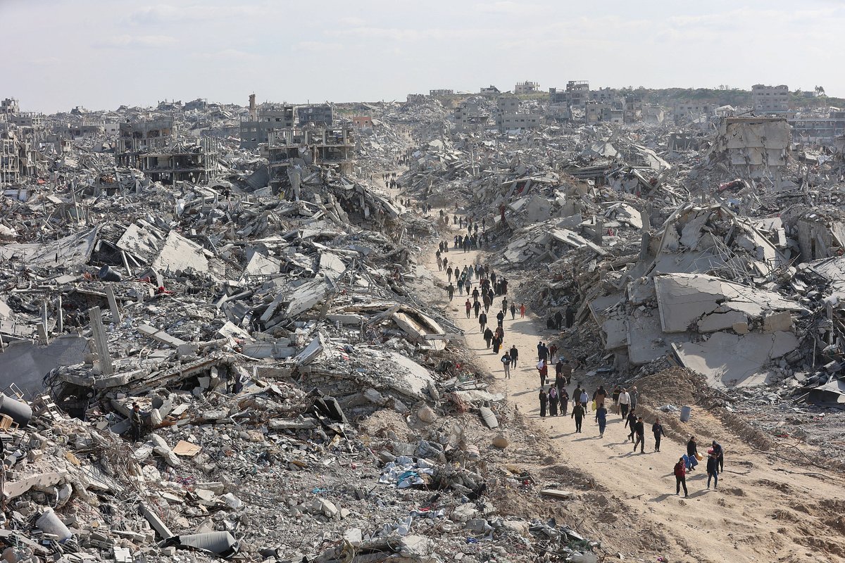 unmasked_de's tweet photo. Die deutsche Führung sollte sich schämen, diesen Krieg seit Jahren politisch, militärisch und diplomatisch zu decken.

Kein deutsches Leben für Israels Krieg.
Keine Waffen für Völkermord.
Keine Staatsräson für Kriegsverbrecher. https://t.co/aYY92bjJZl