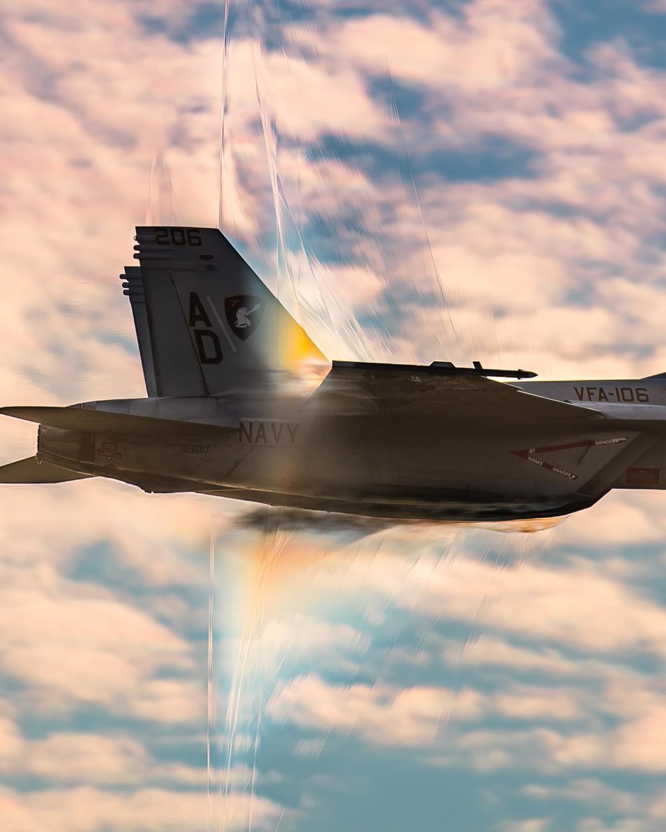 xAviation's tweet photo. An F-18 creating Shockwave Lines! 

📸: Camden Thrasher https://t.co/cCy8gSkaI1