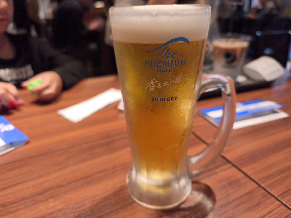 kaaaato's tweet photo. 大雨の中、池松壮亮さんと仲野太賀さんを見にどんたく来たけどすき間から少しだけ見えただけやった。怒りの早めビールinPRONTO。 https://t.co/mU3yh1Wq6X