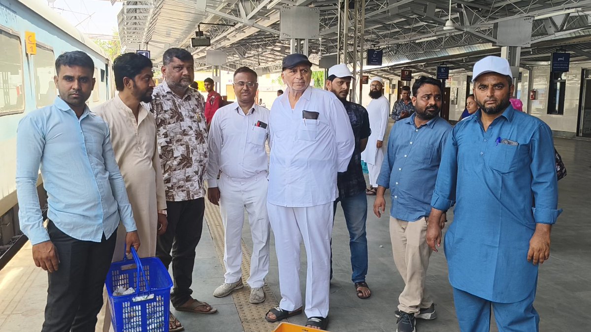mitha_ramjani's tweet photo. Darulsulah Wal Kher came forward at Godhra railway station: Water and butter milk spiced service started at Godhra station @DRMBRCWR @RailMinIndia @RailwaySeva @gmscrailway @WesternRly @AshwiniVaishnaw https://t.co/bQAFUvYP3c