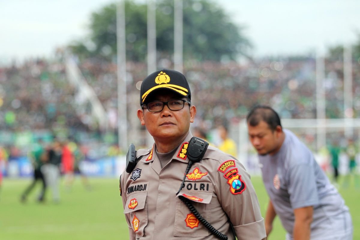 bring the black kurupuk, pa kombes pol..