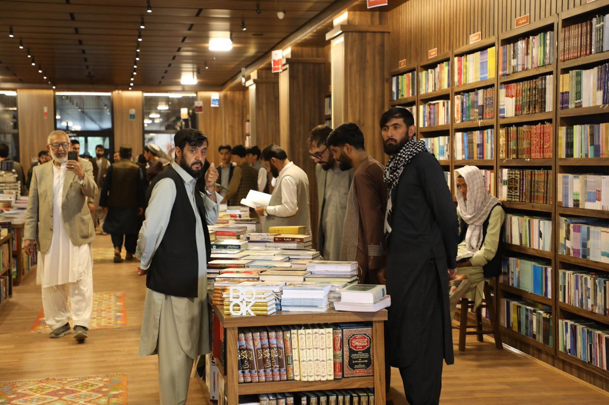 Aksos Book Store tweet media