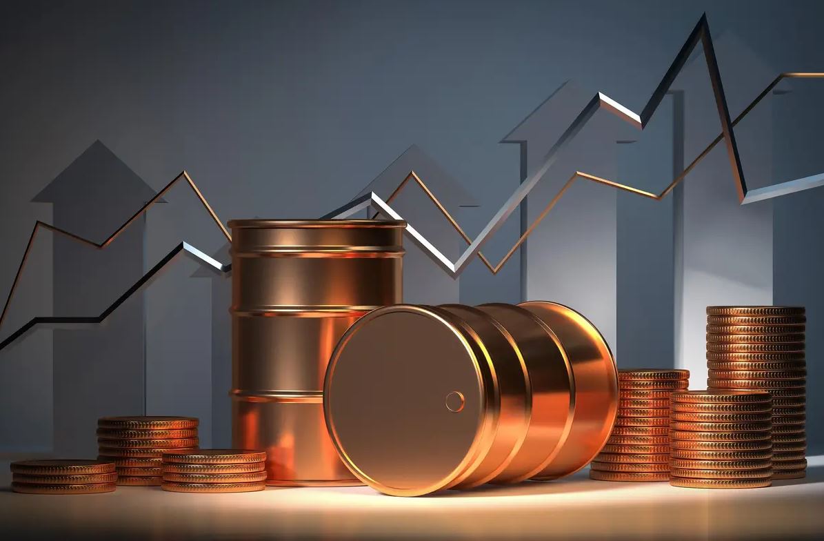 raaznewsen's tweet image. #Pakistan's #inflation could stay in double digits if oil prices surge amid ongoing #MiddleEast conflict, analysts warn, as rising costs &amp;amp; disrupted imports strain external position 📈⚠️🛢️

Topline Securities report projects avg inflation of 9-10% over next 12 months if current