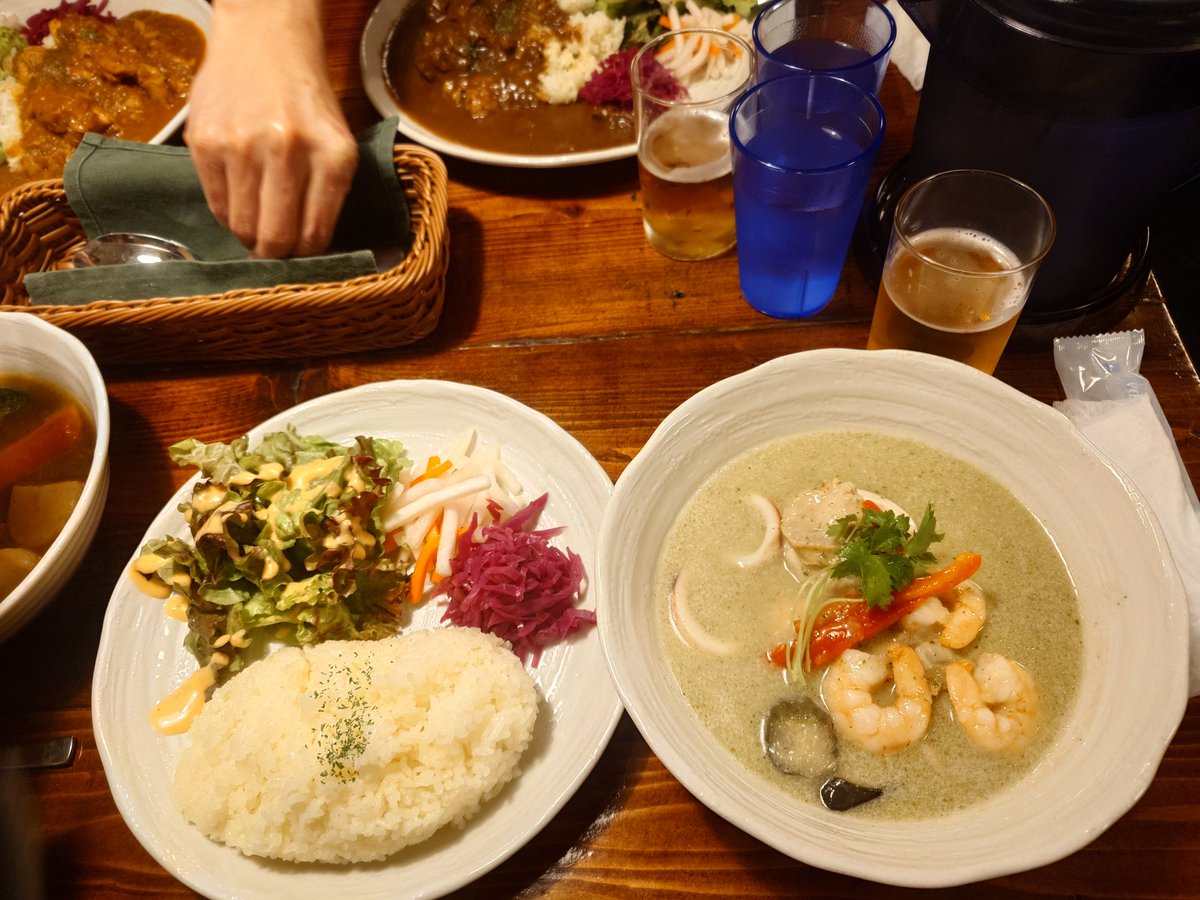 Uya2345's tweet photo. 4人で入って4種類のカレーを頼みました！　自分が頼んだのは、グリーンカレー🍛旨すぎた〜🥰🥰それぞれ一口づつ食べたけど、どれも旨すぎで、毎日通えるほどでした🤤🤤🤤🤤 https://t.co/bwk3NOBrjL