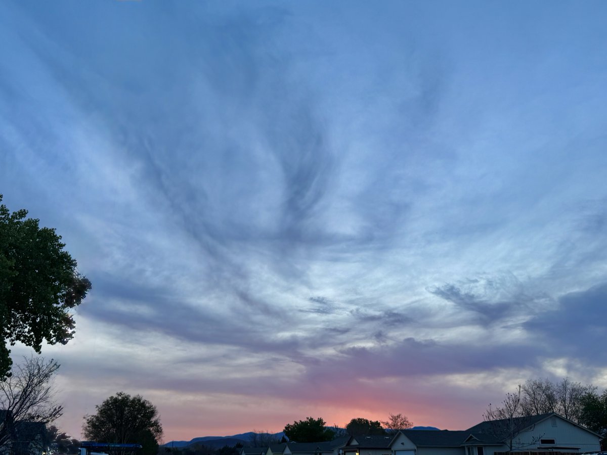 jonimarielew's tweet image. #sunset #Nevada #desert #clouds