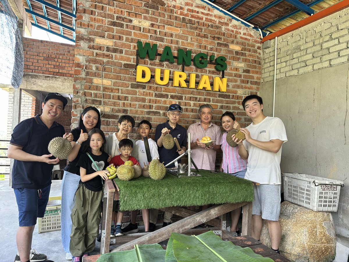 Shaun_523's tweet photo. Sunday well spent with the family 🌿❤️

A refreshing escape up the durian orchard hills — fresh air, green views, and plenty of laughs along the way 🚙💨

Nothing brings everyone together like sharing Penang mountain durian 🏔️🥭 — rich, creamy, and full of happiness in every bite https://t.co/a5j4FJErj1