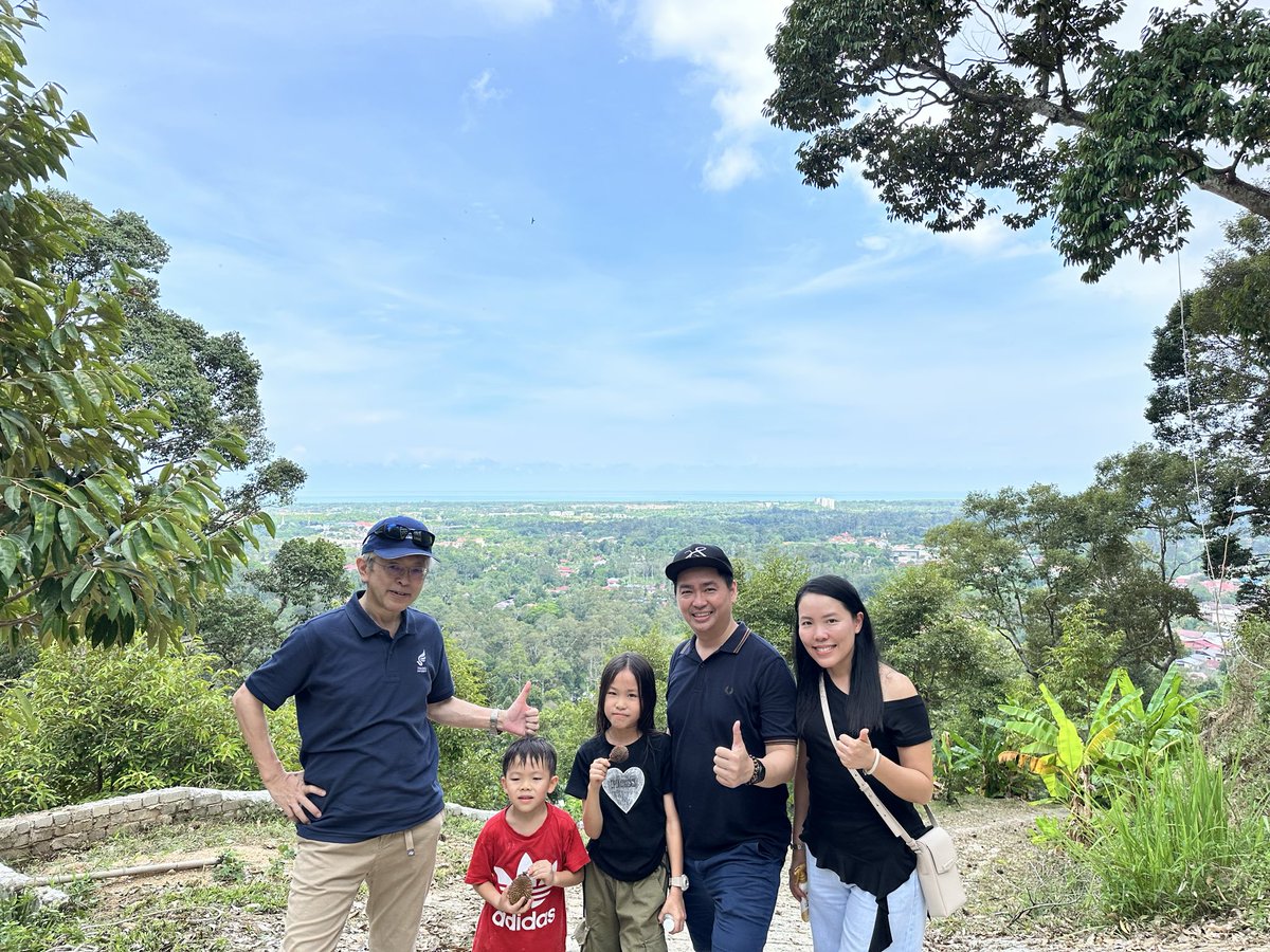 Shaun_523's tweet photo. Sunday well spent with the family 🌿❤️

A refreshing escape up the durian orchard hills — fresh air, green views, and plenty of laughs along the way 🚙💨

Nothing brings everyone together like sharing Penang mountain durian 🏔️🥭 — rich, creamy, and full of happiness in every bite https://t.co/a5j4FJErj1