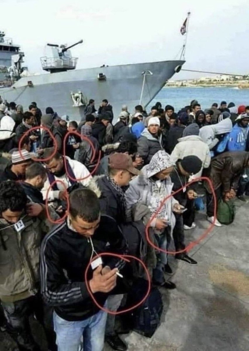 JeanMessiha's tweet image. Ces réfugiés disent avoir « perdu » leurs passeports et leurs pièces d’identité au cours de leur voyage vers l’Europe.

Mais ils ont, très curieusement, réussi à garder leurs téléphones et leurs cigarettes intacts au cours du voyage.

« Étonnant, non ? », comme dirait l’autre con