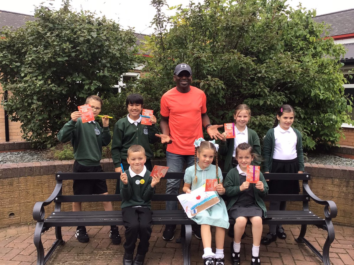 thebeehivenovel's tweet image. #Bedfordshire schools, looking to keep promoting reading for pleasure in your primary schools &amp;amp; creative writing in your secondary schools after the bank hol break. Please drop me a DM if you too would like a visit. Thanks 📕 #miltonkeynes #caldercotte #readingforpleasure