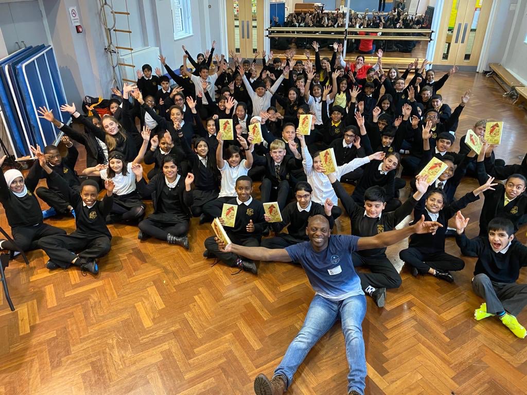 thebeehivenovel's tweet image. #Bedfordshire schools, looking to keep promoting reading for pleasure in your primary schools &amp;amp; creative writing in your secondary schools after the bank hol break. Please drop me a DM if you too would like a visit. Thanks 📕 #miltonkeynes #caldercotte #readingforpleasure