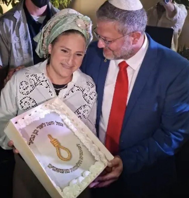 FredSchillo's tweet image. 🚩Ils célèbrent la mort. 
Pour les 50 ans d'Itamar Ben-Gvir, son épouse lui a offert un gateau avec une corde de pendu. 
N'oublions jamais que c'est Netanyahou qui a promu cet homme dénué de morale au rang de ministre.
#Israel relève-toi!