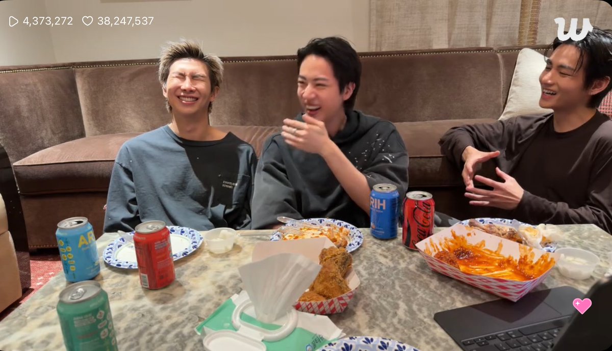 ナオNyaon tweet media