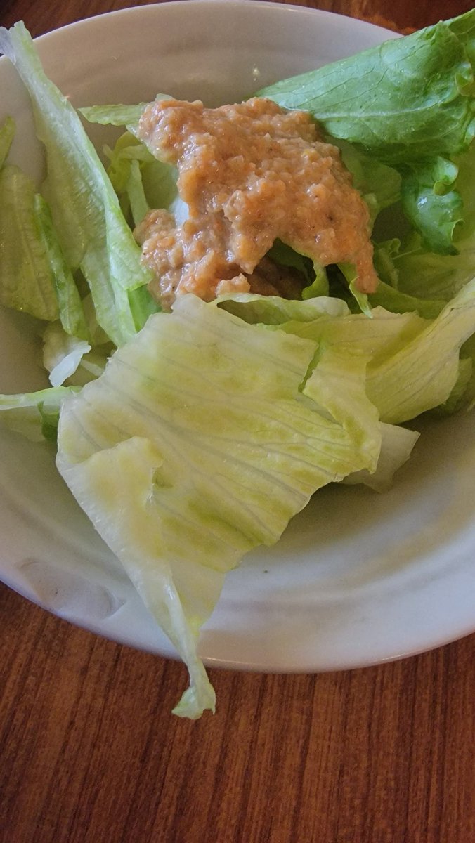 今日のお昼ごはんは
#シモキタ洋麺店　で
トマトバジルパスタ
ミニサラダ
スープがひたひた(少しこぼれてる)入ってる。
ガーリックトーストを千切って浸して食べーる。
とにかくスープが美味しい。
と言うか全部美味しい🎵
メニューが沢山あるので、次はなに食べるかなぁ🍝