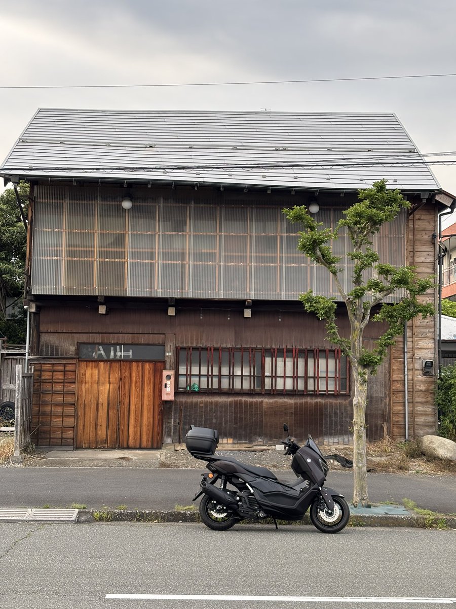 takudayakahee3's tweet photo. 田町遊郭とNMAX

私の新車NMAXで八王子散策。
昭和初期頃まで遊郭であったこの通りと、名残のある建物の前で撮影。
当時を偲びました。

#NMAX #歴史　#遊郭跡 https://t.co/9GRRBGZbaM