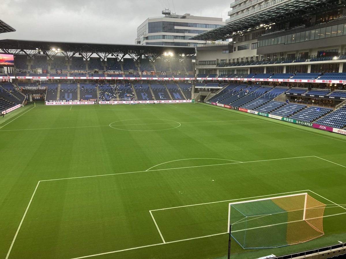 Hk17K's tweet photo. PEACE STADIU connected by SoftBank
にやってきました！！

明治安田J1百年構想リーグ
名古屋グランパスvs V・ファーレン長崎

GW連戦の3戦目。
始発の新幹線で九州までやってきました。

長崎スタジアムシティ、すごすぎる。(o_o)

#フィールダーのJスタジアム行脚 https://t.co/H2UN6mjxi1