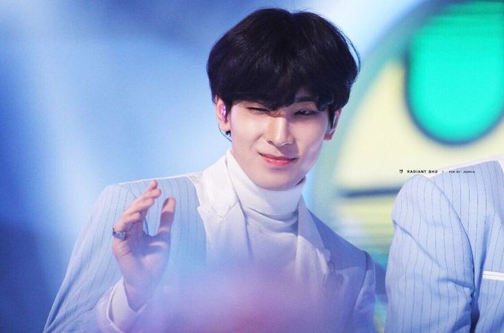 bokdeongori17's tweet image. D-244 🤍
꽃길에 가시가 피어
그때 넌 날 구하려 손 내밀어~🤍
#wonwoo #원우