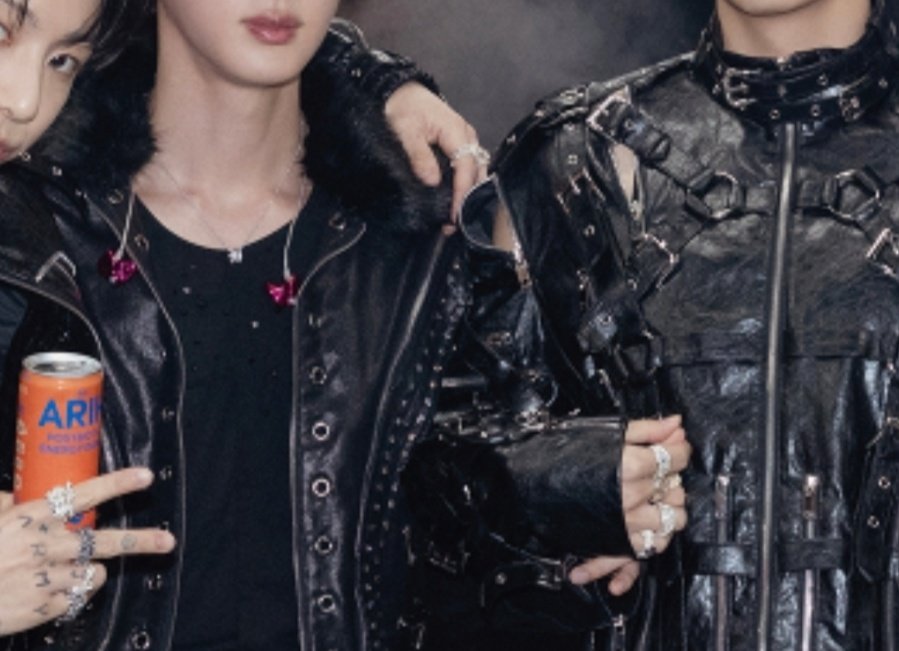 Uhhhhwhy are they holding on Jin like that.
