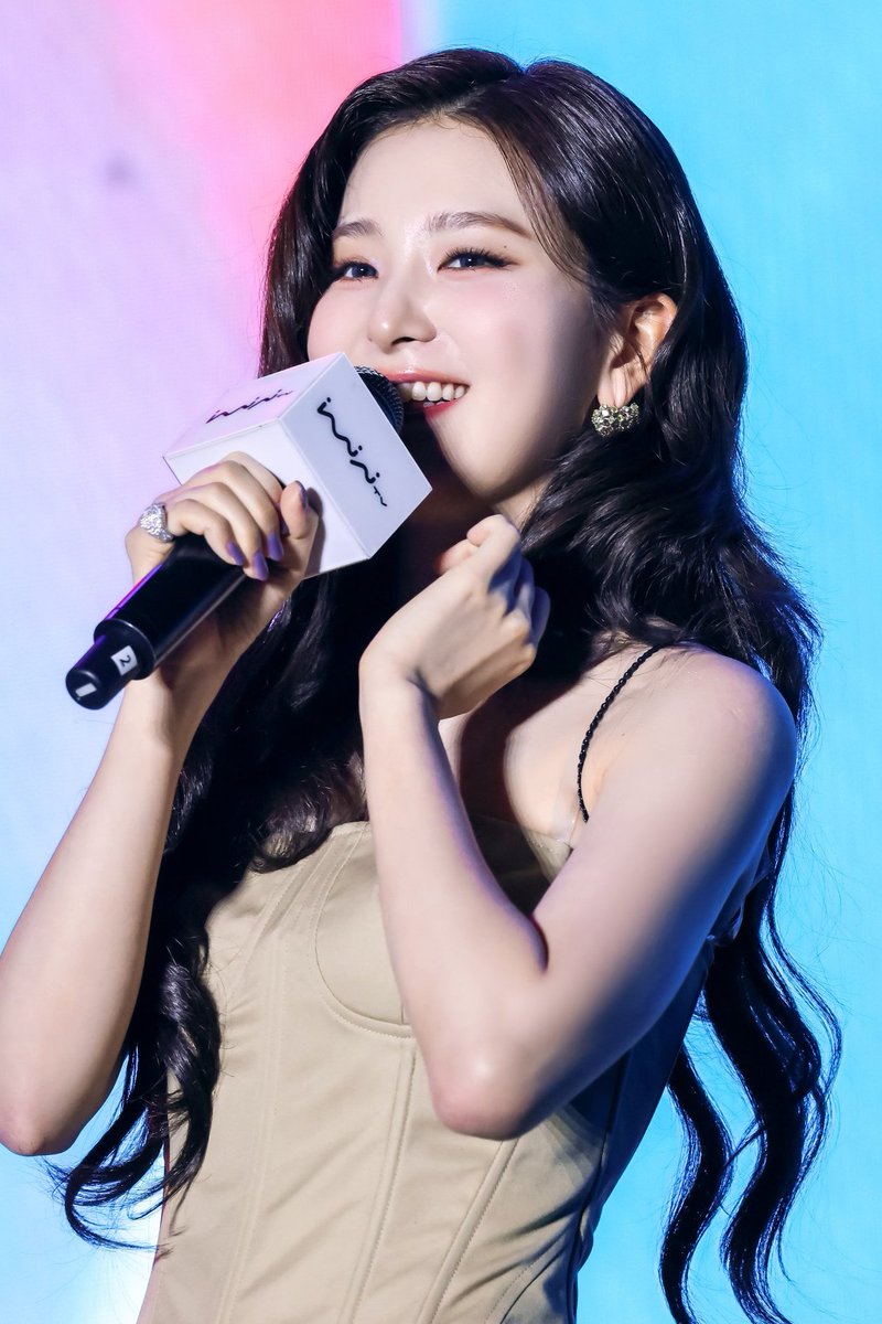 i love seulgi cosmic in eyes😘🐻👰‍♀️🇰🇷 tweet media