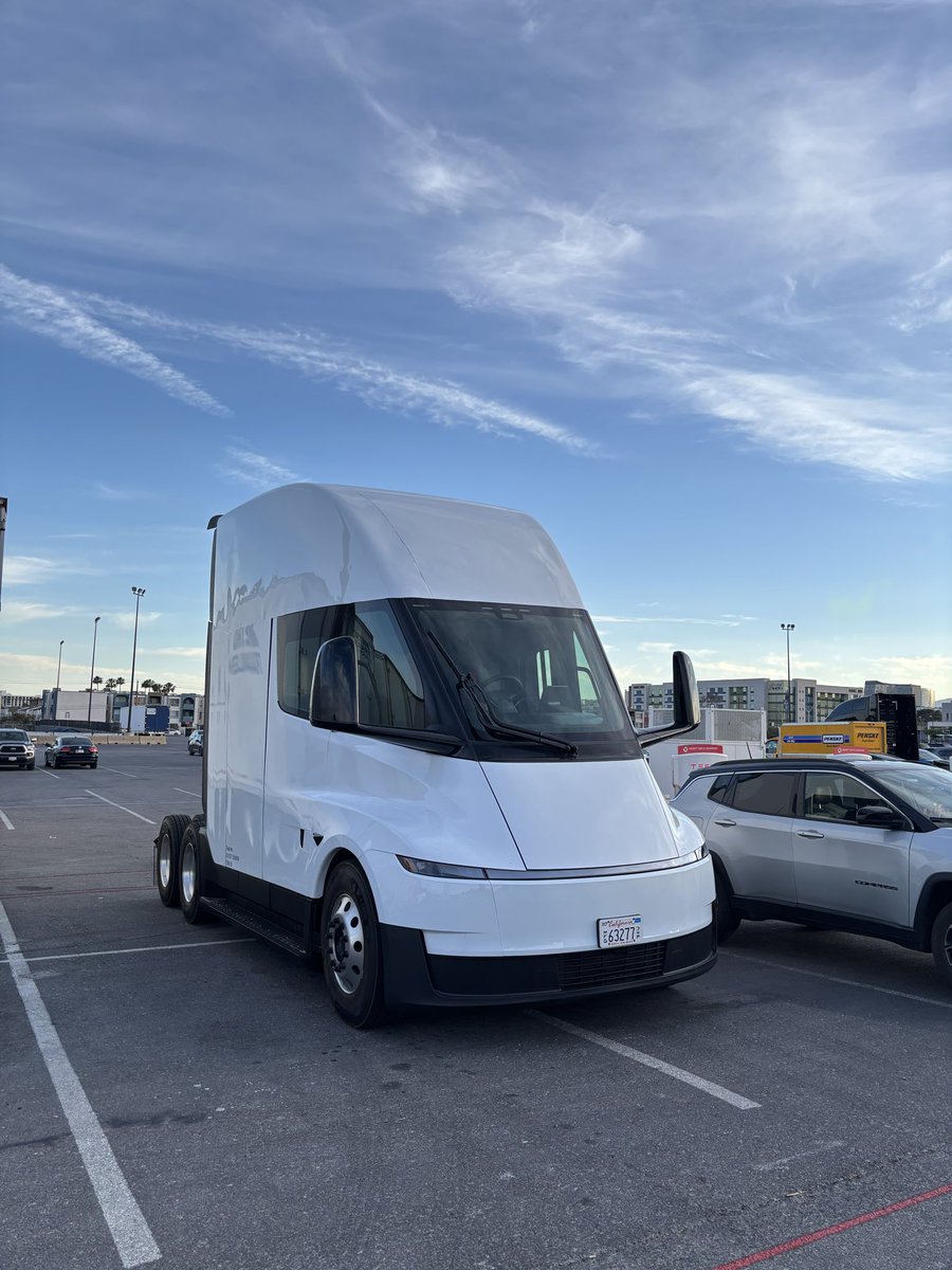 Meet_644's tweet image. Sunday grind as a SWE:Office code + academic papers + side projects.

Just saw new Tesla Semi spotted at Las Vegas Convention Center ahead of ACT Expo mass production started this week! 

 The autonomous trucking wave is real.

How's your Sunday ?

#TeslaSemi #EV #AI #SWE