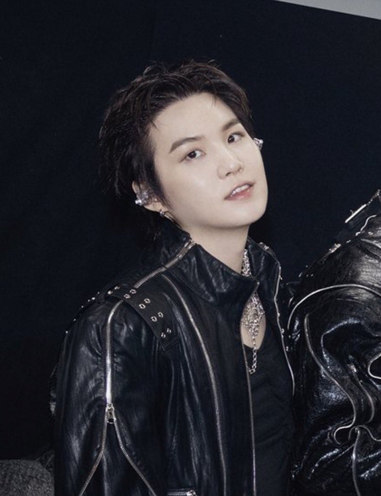 CYPHERS_DDAENG3's tweet image. Yoongi pose like tang 😭