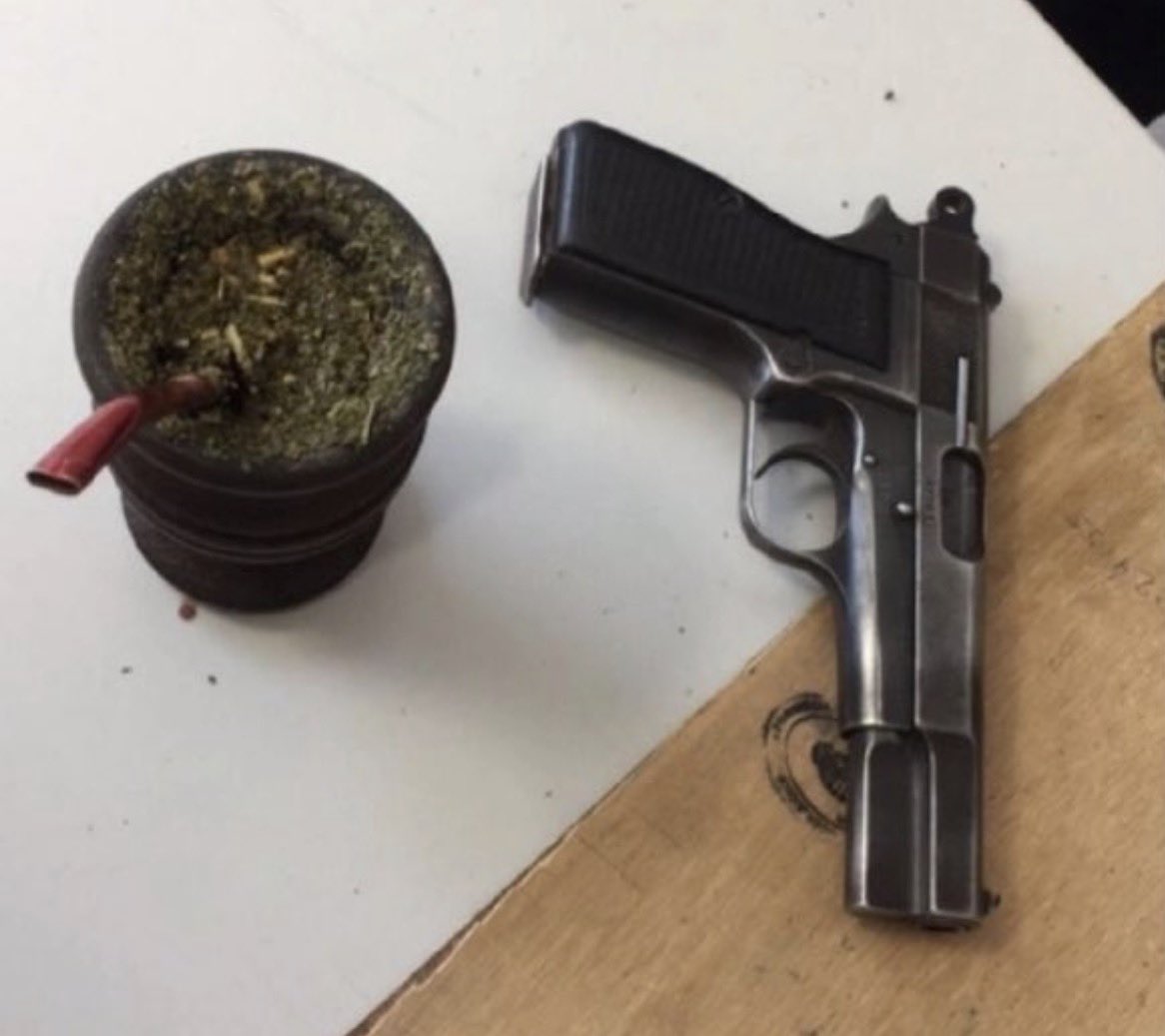 hoy estuve todo el día tomando mate solo y escuchando música triste