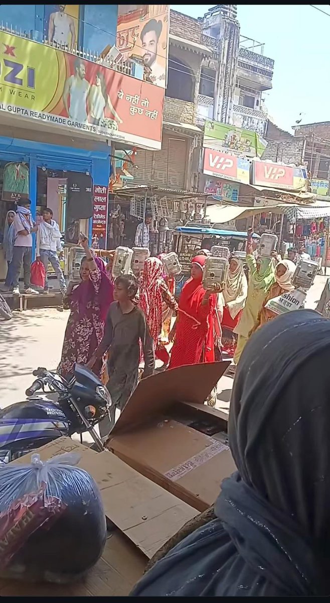 आगरा सहित प्रदेश में स्मार्ट मीटर के खिलाफ गुस्सा अब खुलकर सड़कों पर दिख रहा है 🔥

अकोला कस्बे में महिलाओं और ग्रामीणों ने एकजुट होकर मीटर उखाड़ दिए और बिजली घर पहुंचकर फेंक दिए ⚡

लोगों का साफ आरोप—बिना ज्यादा इस्तेमाल के भी बिल कई गुना बढ़ रहे हैं 📊

गलत रीडिंग, एडवांस चार्ज