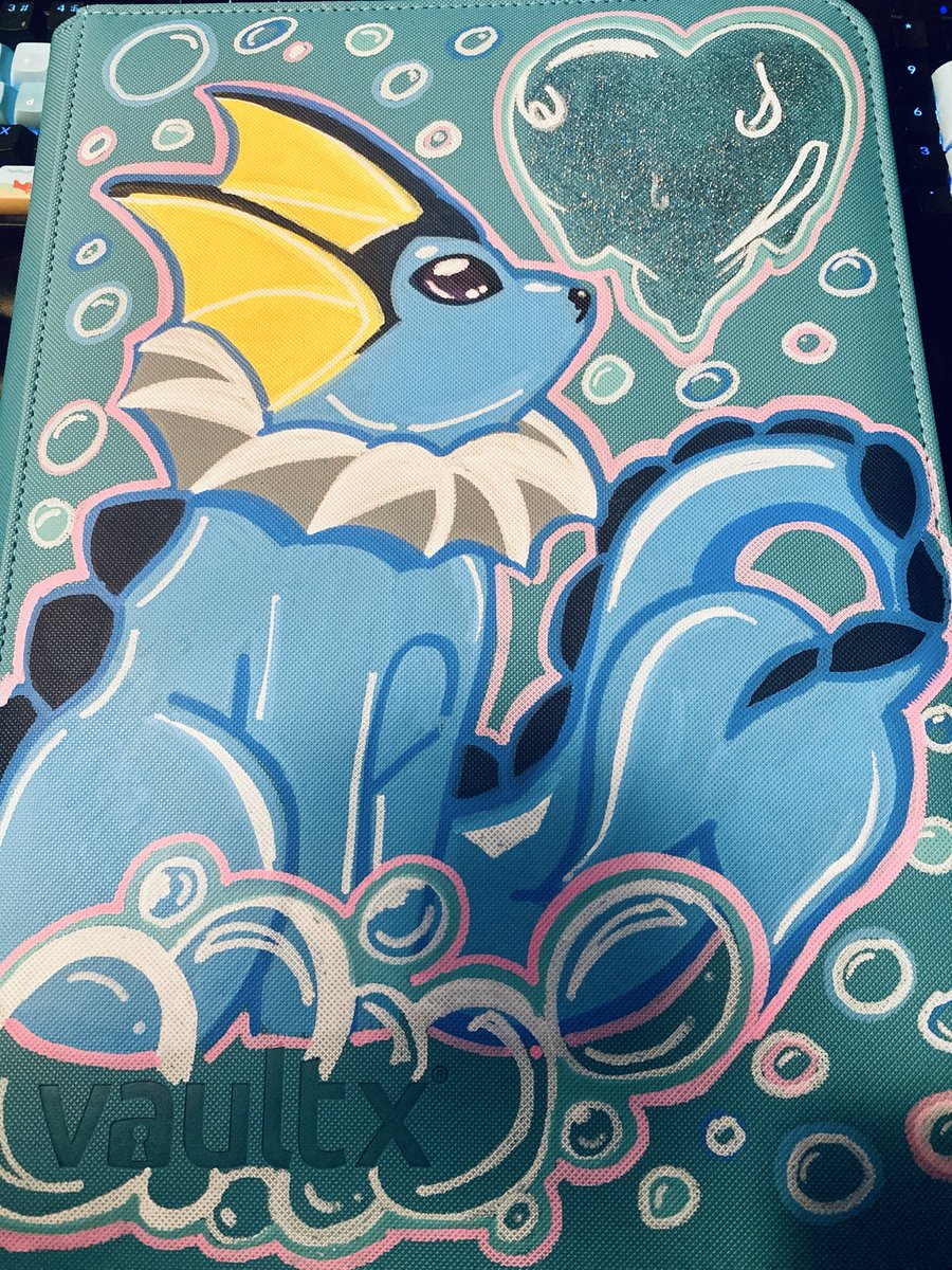 Nettie_EnVtube's tweet image. Got the binder art finished! I’m so excited to add my master set of vaporeon to this. Really happy with how it turned out. Now how do I make it more extra? 🤔💙

#pokemon #binderart #traditionalart #posca #acrylicpaint