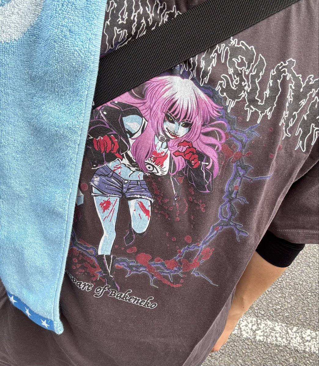 着る度に思うけど、キタニの化け猫Tシャツはガチでかわいくて