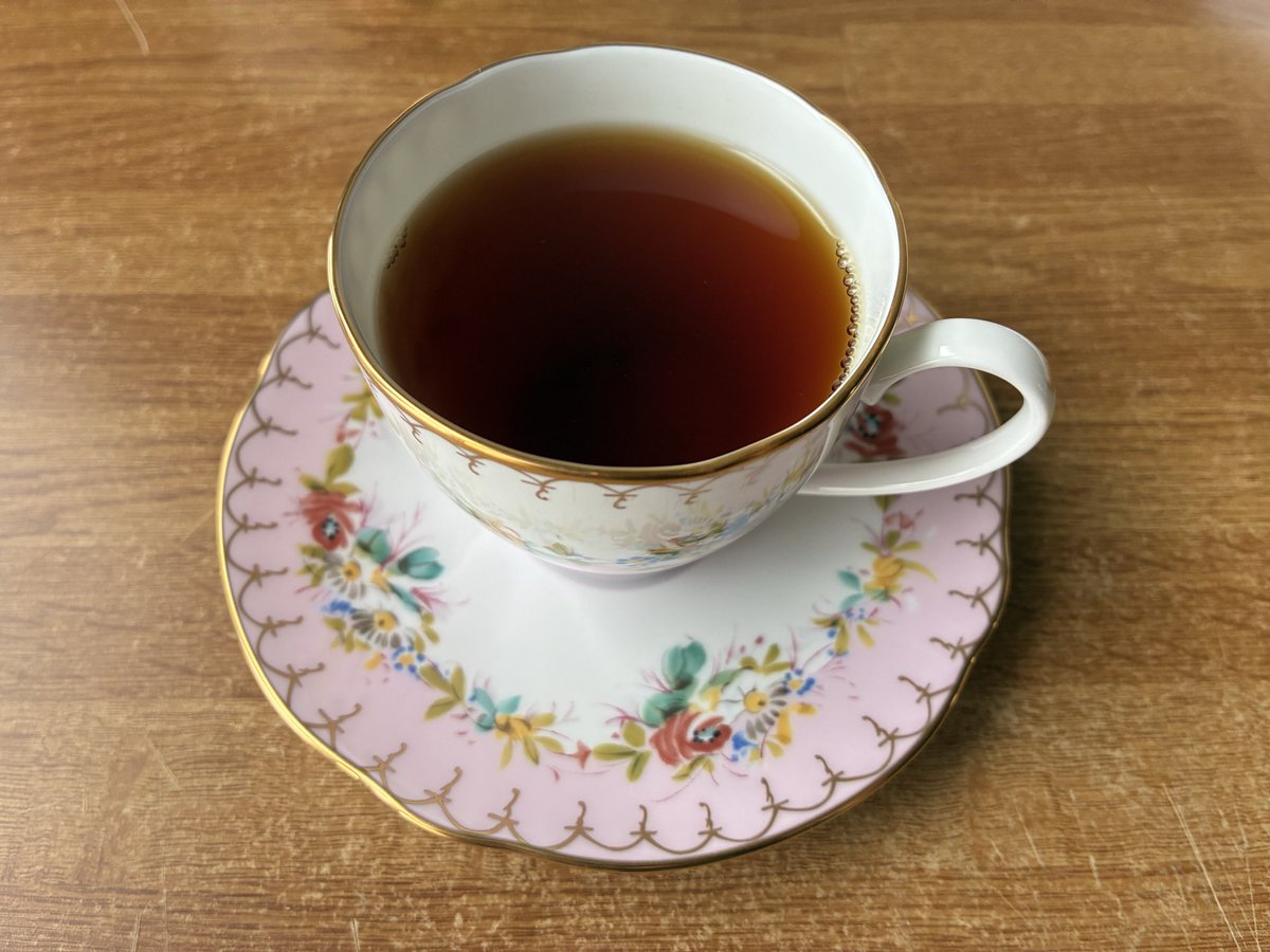 来ましたわよ…私の誕生日プレゼントが…🎁思い返せば意外な事に何かの記念にかぷを買った事が無かったので、昨今の流れにも後押しされて…買っちゃいました…✨
ニナス✖️ノリタケ✖️ルノーブル3社協力の元生まれた『オリジナル マリー・アントワネット 1775®︎』❣️❣️やりましたわ…✌️