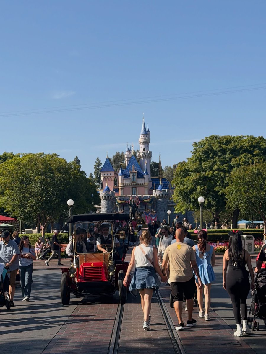 StreetSpitzley's tweet image. Today was another great day for me at Disneyland here in (Anaheim) California! ✌️#disneyland #california #disneyblues #meetingtheprincesses #bestdayever