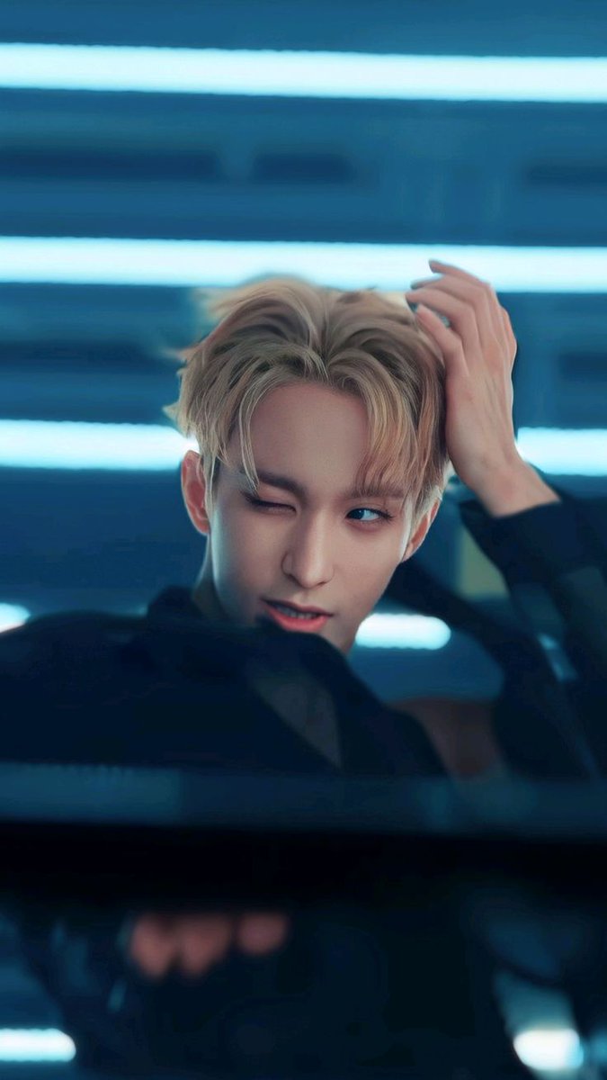 hourly dokyeom tweet media