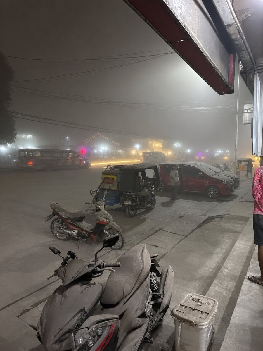 Exploding Mayo 🚨🌋 BREAKING: EXPLOSIVE ERUPTION ROCKS MAYON VOLCANO The iconic Mayon ...