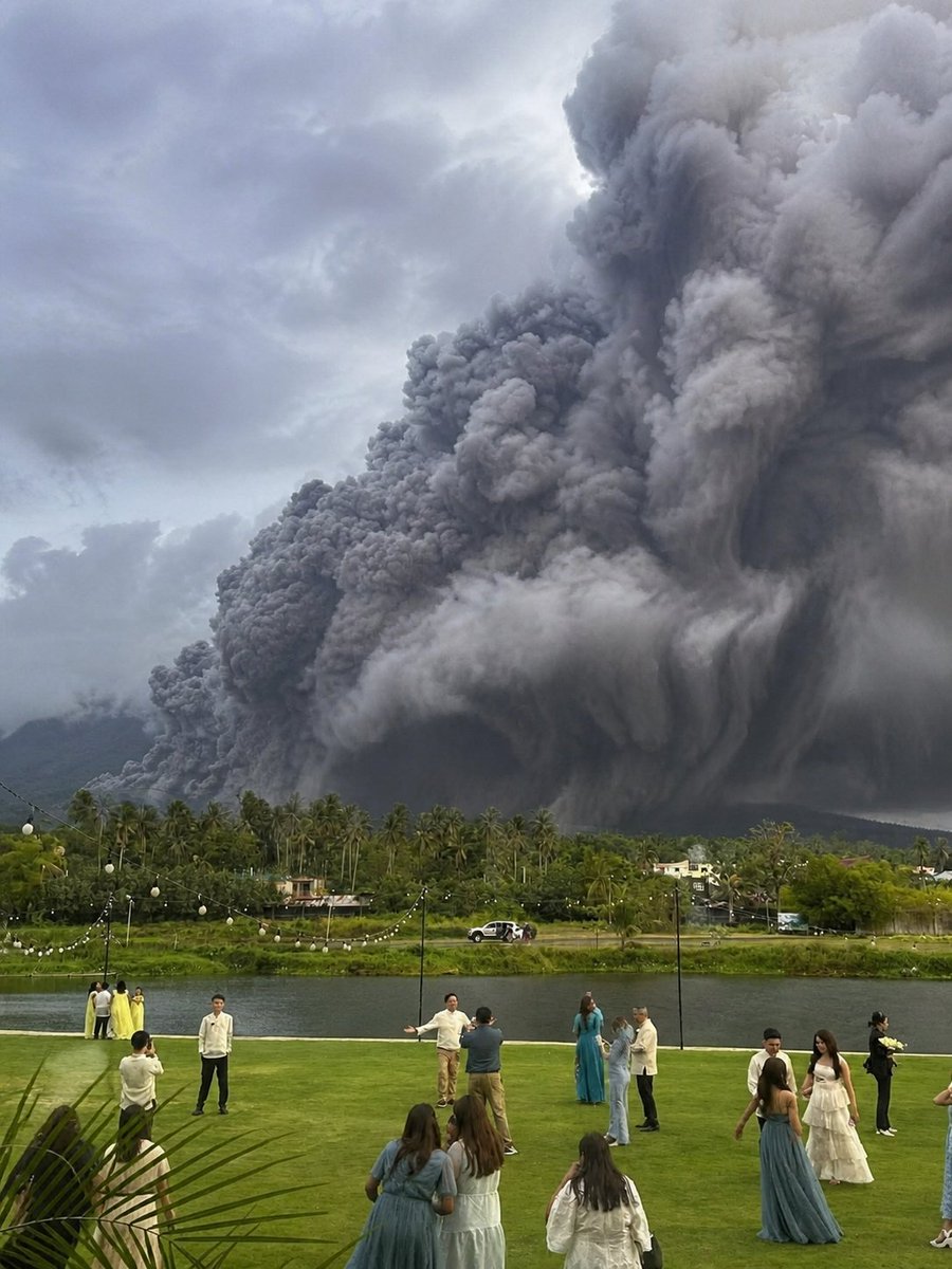 Ashfall Rocks 🚨🌋 BREAKING: EXPLOSIVE ERUPTION ROCKS MAYON VOLCANO The iconic Mayon ...