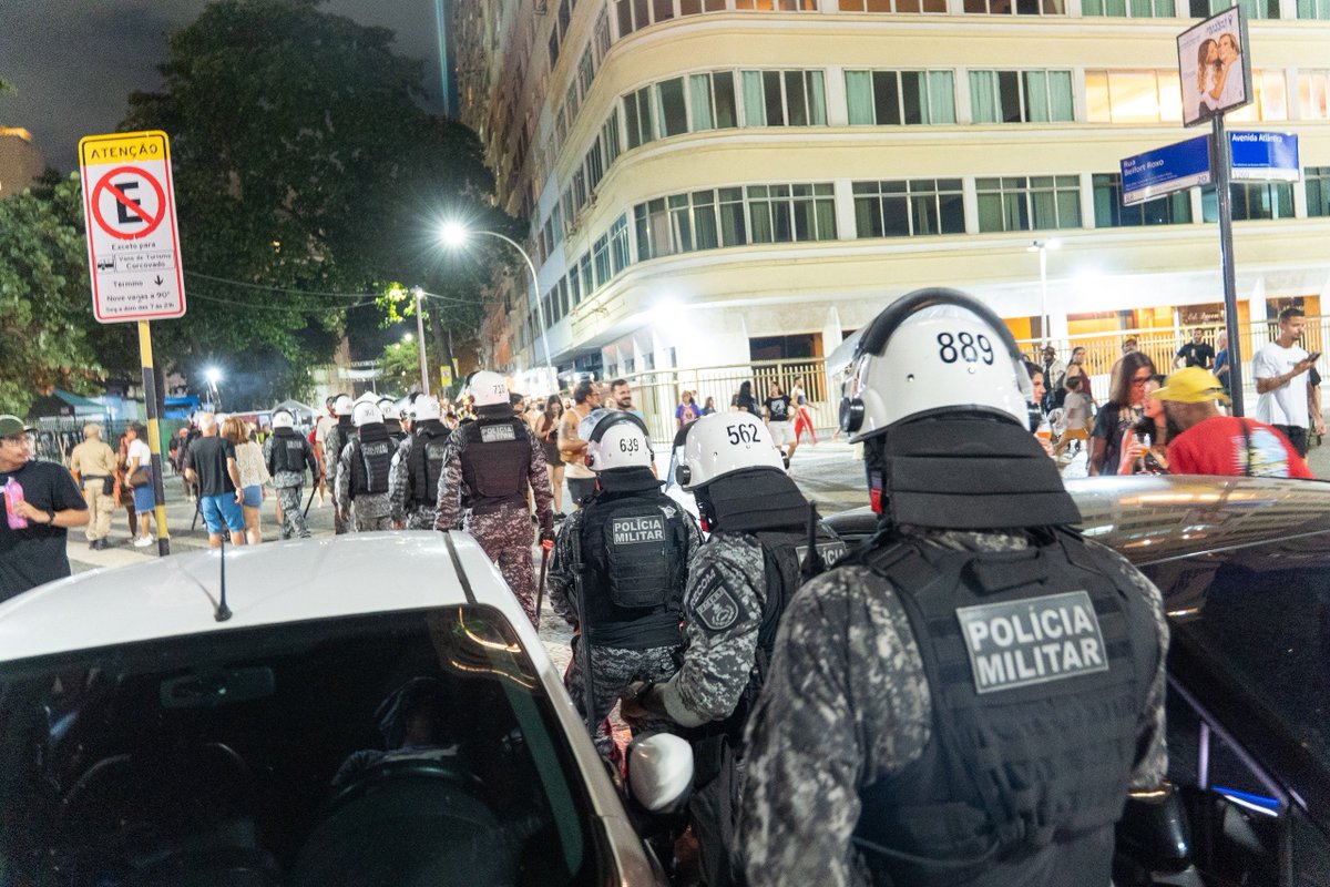 PMERJ's tweet photo. ✅ Reforço Operacional | #GPM - Grupamento de Policiamento em Multidão
#RECOM, atua integrado ao público em Copacabana, ampliando a identificação de situações suspeitas e reforçando a segurança durante o #MegaShow da cantora Shakira. https://t.co/fPIXtn8ddC