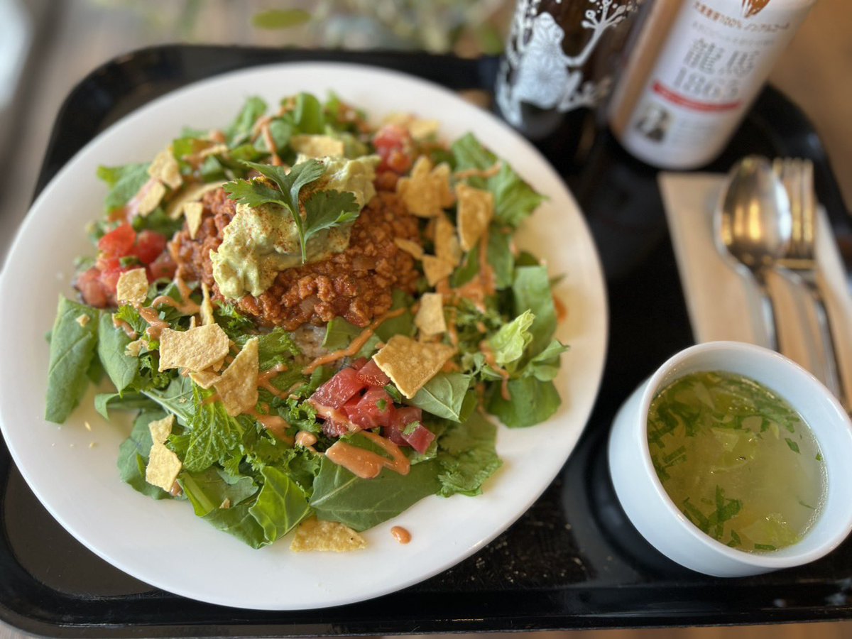 sasayacafe's tweet image. 本日(5/3)も
Today'sSpecialは
「ベジタコライス」です🥗✨
玄米にたっぷりのリーフサラダ、スパイス香るベジミート、自家製サルサソース、アボカドディップをのせてます🥑豪快に混ぜてお召し上がりください🥄✨スープ付きです　

#vegan #sasayacafe #ベジタコライス