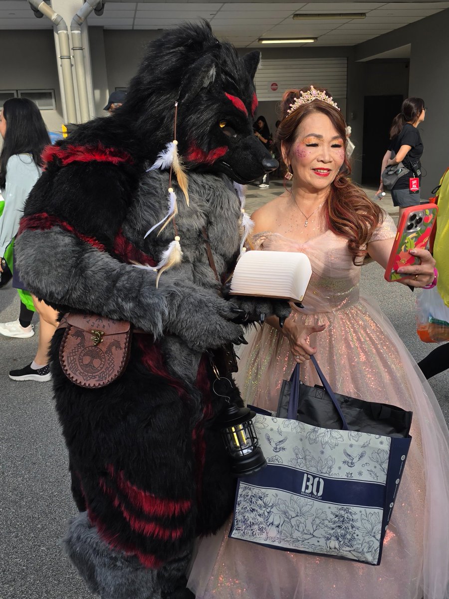 WulfricTaden's tweet photo. Mordern day princesses are no longer afraid of the big bad wolf. Well, good news for me!🤪
🧵: @Lycan_Work
📷: @ProtoCobol
#FursuitEveryday #Fursuit #Chingay #Chingaysg https://t.co/1r8FFDSKLF
