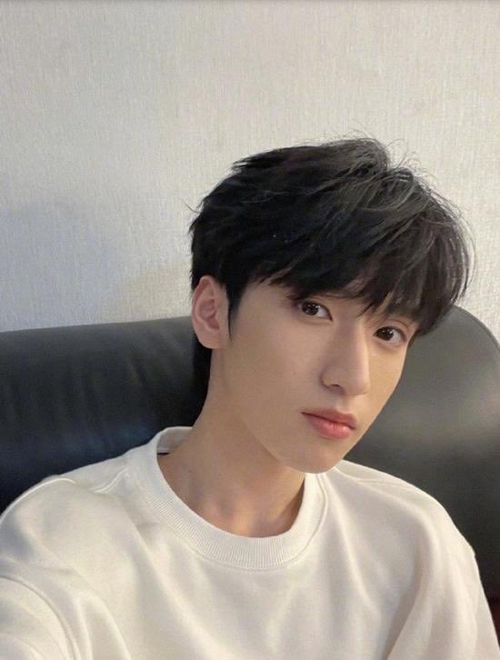 CentGossip_'s tweet photo. 🍵 #YanHaoxiang’s fans asked #YanJun about the cheating issue in his comment section. Yan Jun responded that the real reason for the break up is something Yan Haoxiang’s mother, Zhou Qiong, likely would not want to be made public, https://t.co/s2TqLaLKij