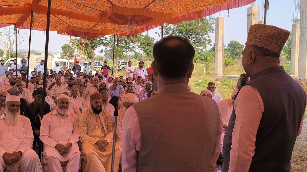 GulamAliKhatana's tweet photo. 📍Kot Bhalwal (Jammu)

Addressed a massive public rally in Kot Bhalwal, on the outskirts of Jammu.

The National Conference (NC) and other Kashmir-based political parties have a history of raising misleading and emotional issues to misguide the people, instead of fulfilling their day-to-day needs.

Slogans like autonomy and self-rule were used to “mislead innocent people,” who trusted such parties, but they did not receive adequate attention towards basic amenities, peace establishment, tourism promotion, industrial development, or employment generation.

Questioned the government led by Shri Omar Abdullah Ji and alleged that it is ignoring its mandate and manifesto promises.

People in the kandi belt of Jammu region are facing severe water crisis amid extreme heat conditions.

Areas such as Bathindi, Sunjwan, Malik Market and Doongia Raika were not included under schemes like AMRUT Yojana or Jal Jeevan Mission.

People continue to suffer, while the Urban Development and PHE departments are shifting responsibility onto each other instead of solving the problem.

I warn the government not to test the patience of the people through its inaction.

People in the rural areas of Jammu are struggling with problems such as high electricity bills, frequent power cuts and poor road connectivity.

People are struggling for basic amenities, while the government is busy in political activities and ignoring the problems of poor and deprived sections.

Ignoring these serious issues is a betrayal of the mandate given by the people.

Also announced construction of a shed at Badani graveyard during the public rally.

Along with dignitaries, dedicated BJP workers, Tehsildar, BDO and other officials were also present during the occasion.

📍کوٹ بھلوال (جموں)
جموں کے مضافاتی علاقے کوٹ بھلوال میں ایک عظیم عوامی جلسہ سے خطاب کیا۔
نیشنل کانفرنس (این سی) اور دیگر کشمیر پر مبنی سیاسی جماعتوں کی تاریخ رہی ہے کہ وہ عوام کو گمراہ کرنے کے لیے بھٹکانے والے اور جذباتی مسائل اٹھاتی رہی ہیں، بجائے اس کے کہ ان کی روزمرہ ضروریات پوری کریں۔
خودمختاری اور سیلف رول جیسے نعروں کا استعمال “سادہ لوح لوگوں کو بہکانے” کے لیے کیا گیا، جنہوں نے ایسی جماعتوں پر بھروسہ کیا، لیکن انہیں بنیادی سہولیات، امن کے قیام، سیاحت کے فروغ، صنعتی ترقی یا روزگار کے مواقع پر مناسب توجہ نہیں ملی۔
شری عمر عبداللہ جی کی قیادت والی حکومت سے سوال کیا اور الزام لگایا کہ وہ اپنے مینڈیٹ اور منشور کے وعدوں کو نظرانداز کر رہی ہے۔
جموں خطے کے کانڈی بیلٹ کے لوگ شدید گرمی کے درمیان سنگین پانی کے بحران کا سامنا کر رہے ہیں۔
بٹھنڈی، سنجواں، ملک مارکیٹ اور ڈونگیا رائکہ جیسے علاقوں کو امرت یوجنا یا جل جیون مشن جیسی اسکیموں میں شامل نہیں کیا گیا۔
لوگ مسلسل پریشان ہیں، جبکہ اربن ڈیولپمنٹ اور پی ایچ ای محکمے مسئلہ حل کرنے کے بجائے ایک دوسرے پر ذمہ داری ڈال رہے ہیں۔
میں حکومت کو خبردار کرتا ہوں کہ وہ اپنی بے عملی سے عوام کے صبر کا امتحان نہ لے۔
جموں کے دیہی علاقوں میں لوگ بھاری بجلی بل، بار بار بجلی کٹوتی اور خراب سڑک رابطے جیسی مشکلات سے دوچار ہیں۔
لوگ بنیادی سہولیات کے لیے جدوجہد کر رہے ہیں، جبکہ حکومت سیاسی سرگرمیوں میں مصروف ہے اور غریب و محروم طبقات کے مسائل کو نظرانداز کر رہی ہے۔
ان سنگین مسائل کو نظرانداز کرنا عوام کے دیے گئے مینڈیٹ کے ساتھ غداری ہے۔
جلسہ عام میں بدانی قبرستان میں شیڈ تعمیر کرنے کا اعلان بھی کیا گیا۔
معزز شخصیات کے ساتھ مخلص بی جے پی کارکنان سمیت تحصیلدار، بی ڈی او اور دیگر افسران بھی اس موقع پر موجود رہے۔